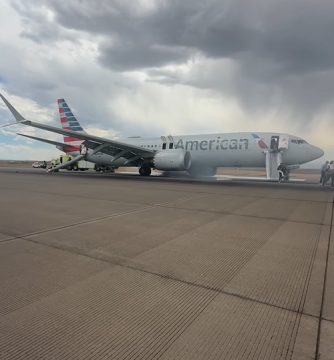 Kebakaran pesawat American Airlines. (Instagram)